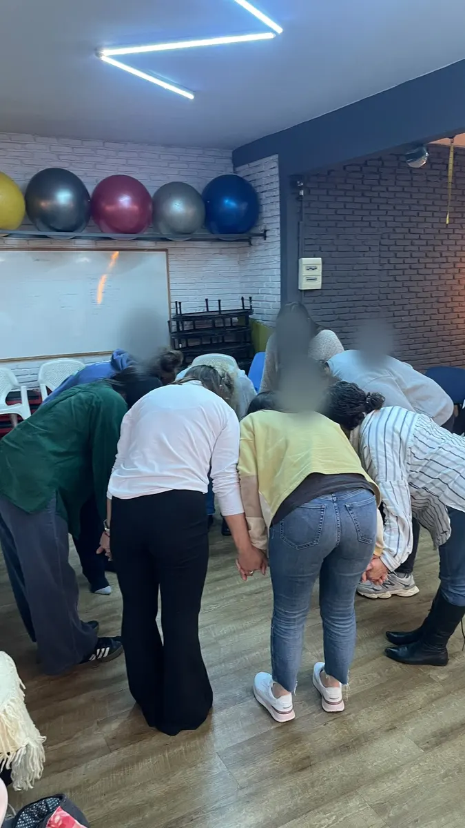 El grupo inclinado hacia el centro de la sala durante un ejercicio.