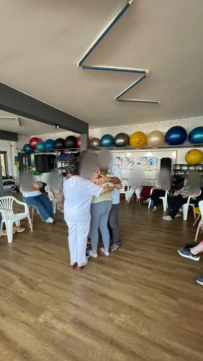 La sala durante un encuentro, con el grupo trabajando.